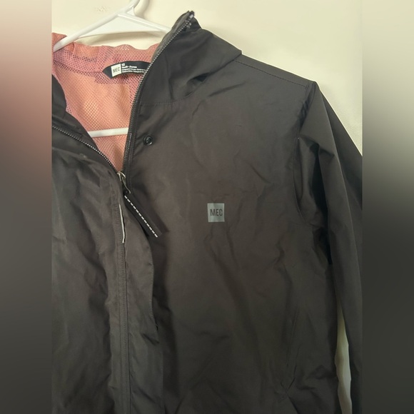 NWOT MEC Youth Black Rain Jacket with Pink Mesh Lining Size 12 - Picture 3 of 8